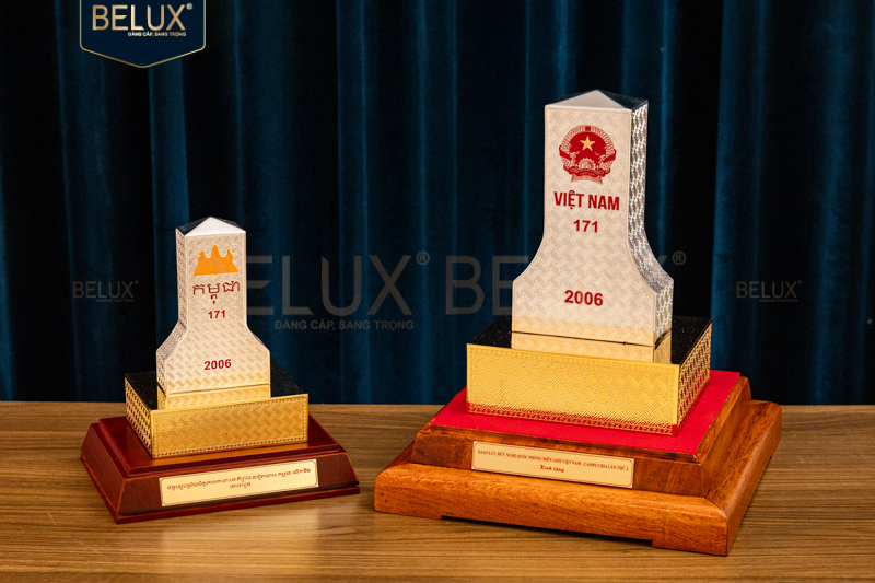 Cột Mốc Việt Nam mạ vàng bạc